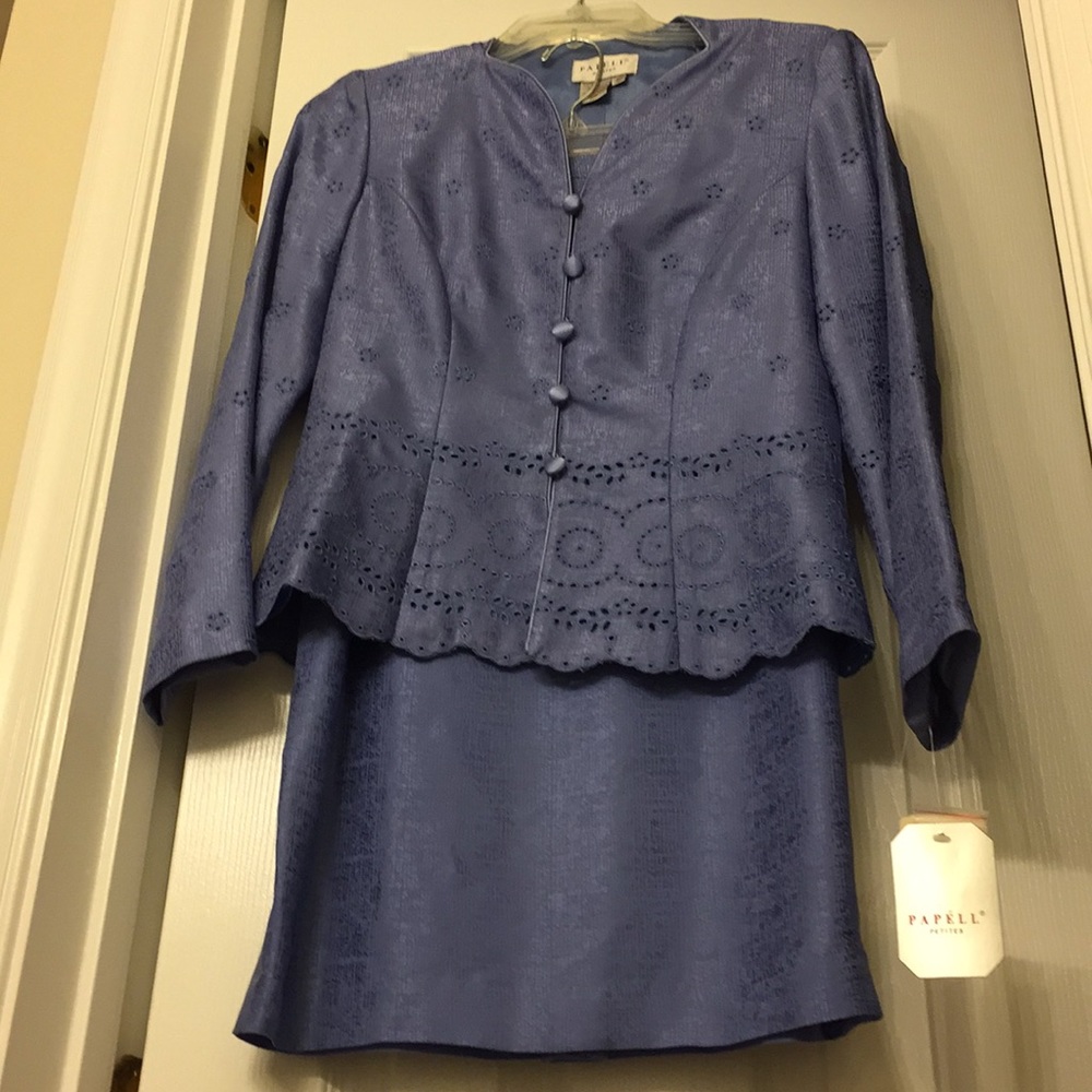 Lovely elegant 2 pc petite ladies suits